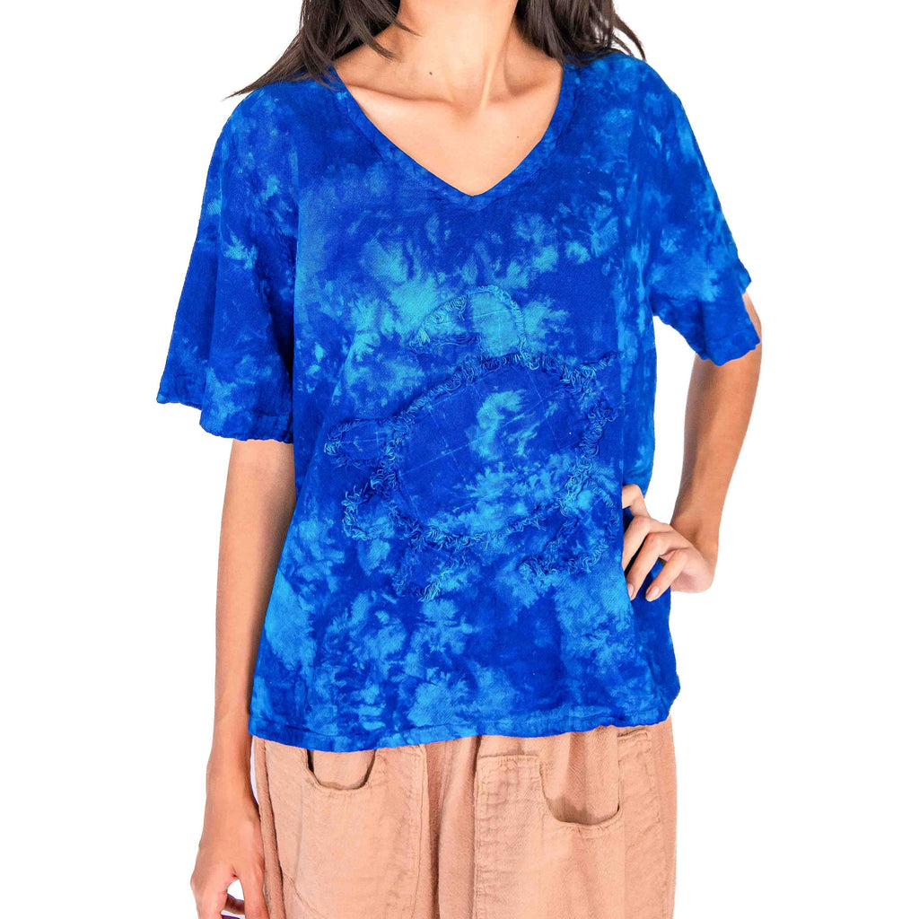Blue cotton gauze V-neck short-sleeve top with turtle applique