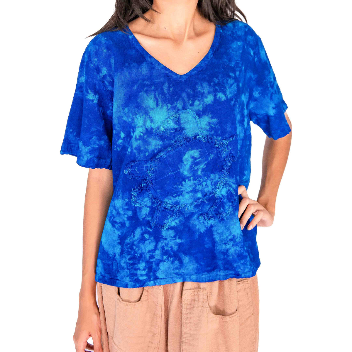 Blue cotton gauze V-neck short-sleeve top with turtle applique