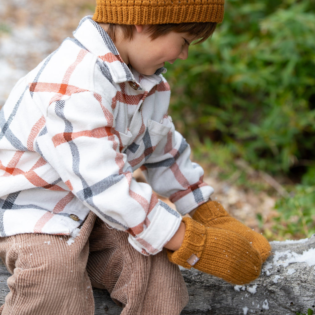 Brown fleece-lined knit mittens with ribbed cuffs, kid wearing