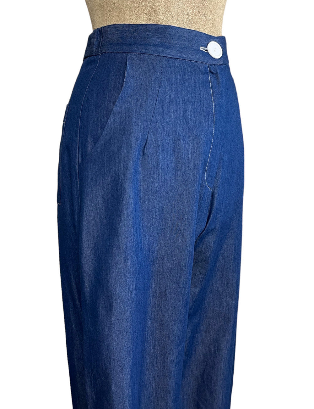 High-waist dark blue chambray denim trousers with wide leg and button closure