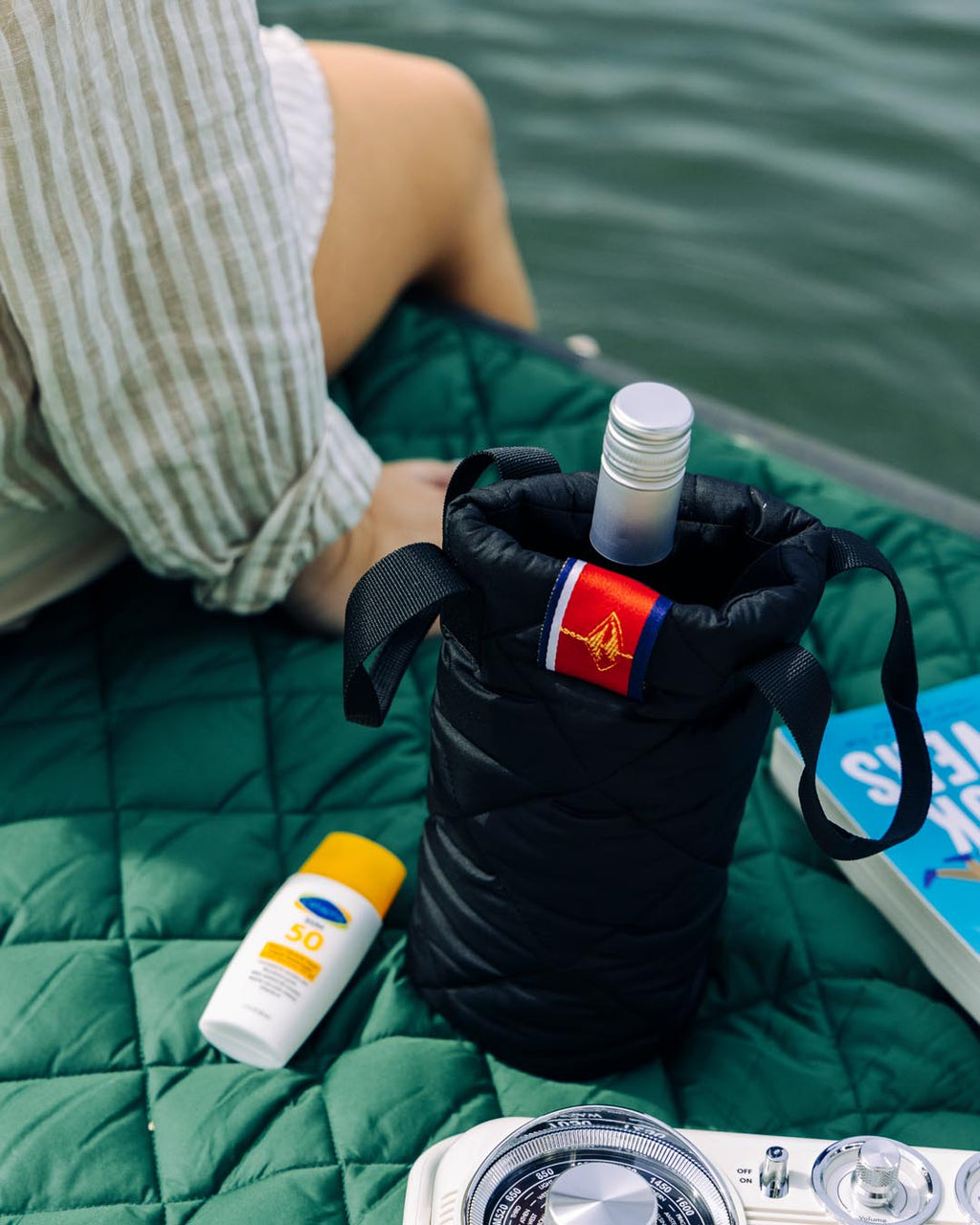 Waterproof puffer blanket with pockets, black pocket organizer with handles