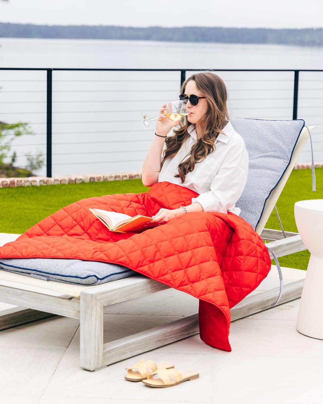 Waterproof puffer blanket with pockets, red top and blue edges