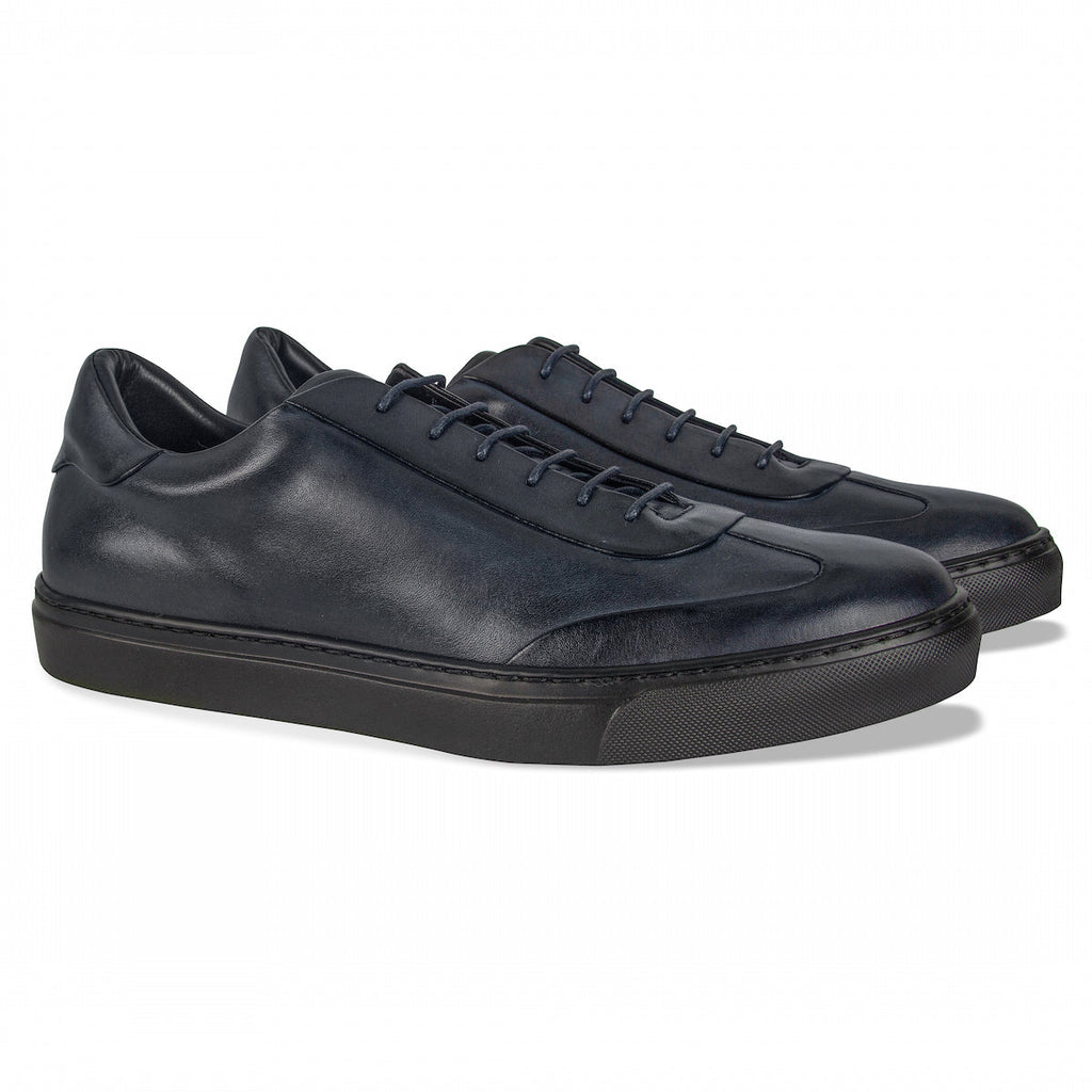 Men's dark blue leather low-top lace-up sneakers with textured toe cap