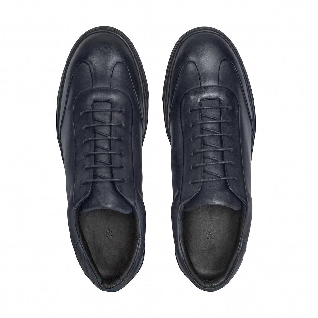 Men's dark blue lace-up sneakers, front view with rubber sole