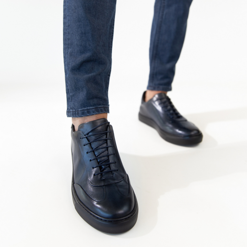 Men's dark blue lace-up sneakers with black laces and rubber sole