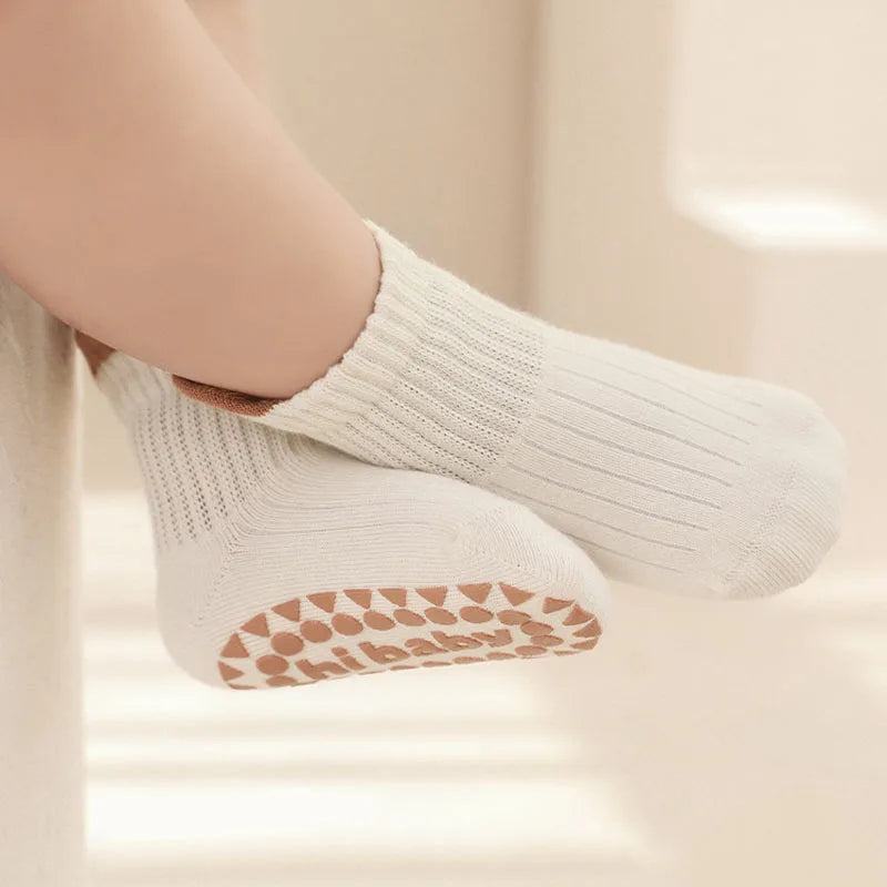 Kids cotton ankle socks in cream with brown non-slip dot grippers on the sole