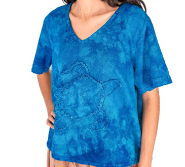 Blue cotton gauze V-neck short-sleeve top with turtle applique