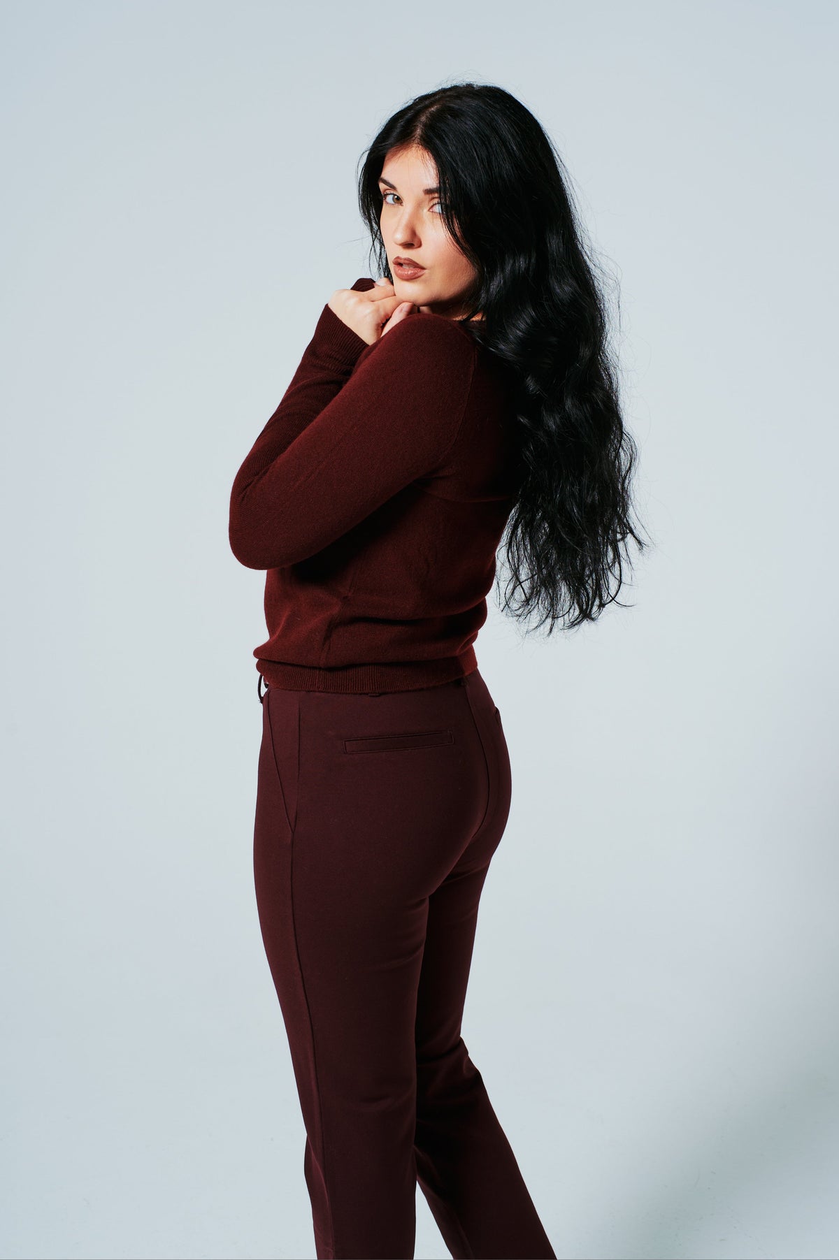 Bordeaux cashmere crewneck sweater with long sleeves, petite fit