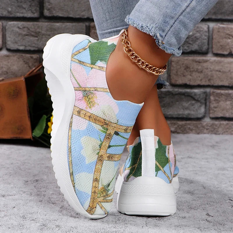 Multicolor knitted slip-on sneakers on platform with textured back and blue sole trim