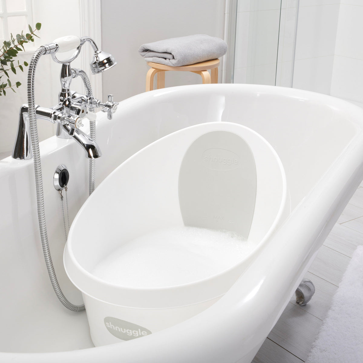 Toddler bath tub with white shell and backrest insert