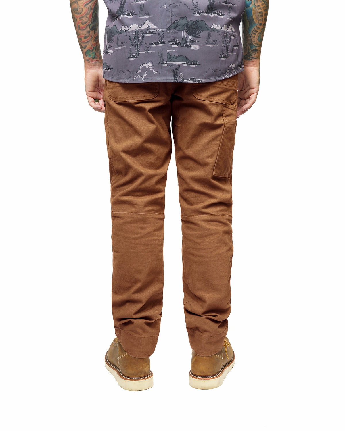 Standard-fit pants in TOB from waist to ankle with front pleats and side seams