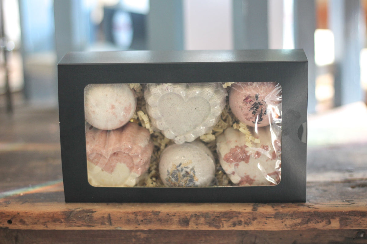Heart-shaped bath bomb gift set in black gift box with clear window