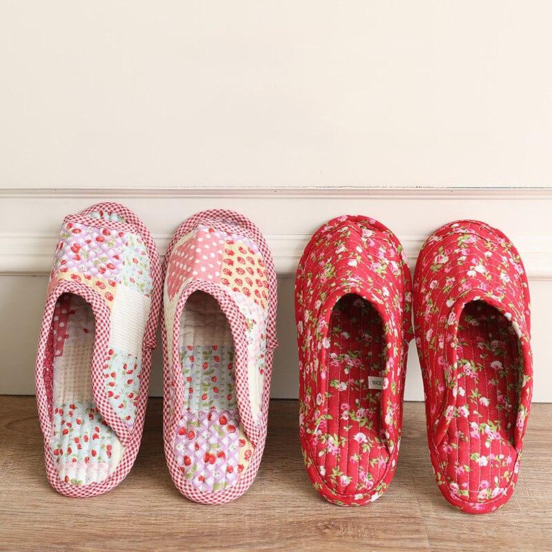 Women's slip-on indoor slippers in red floral and pink dotted patterns (set of 4 pairs)