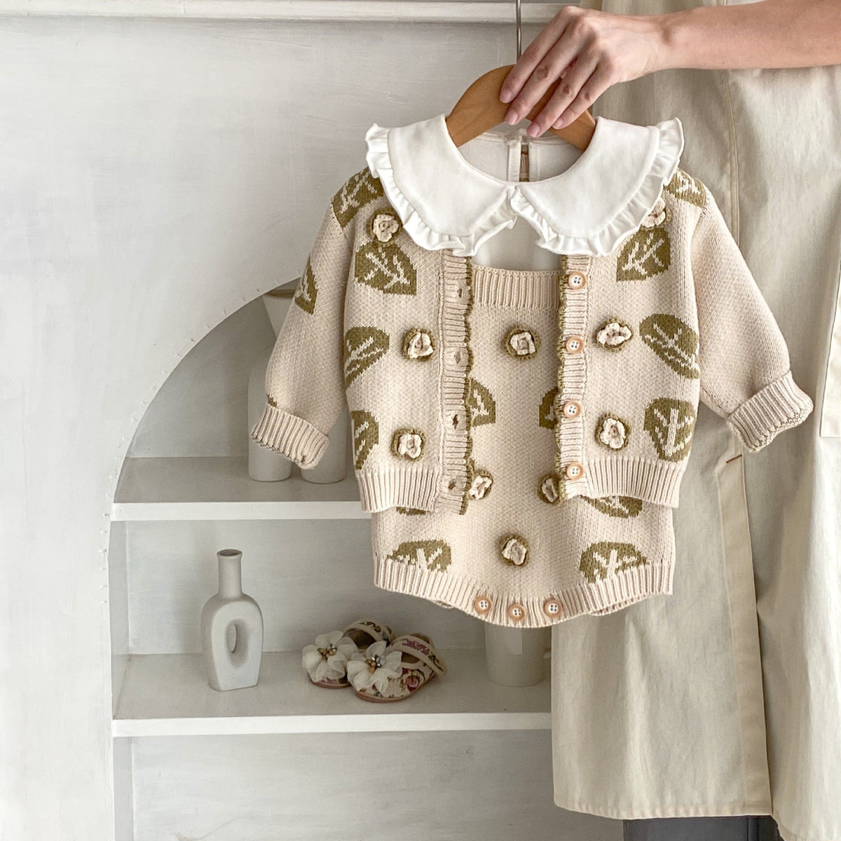 Children's two-piece cream leaf-jacquard sweater and suspender skirt set with white ruffled collar