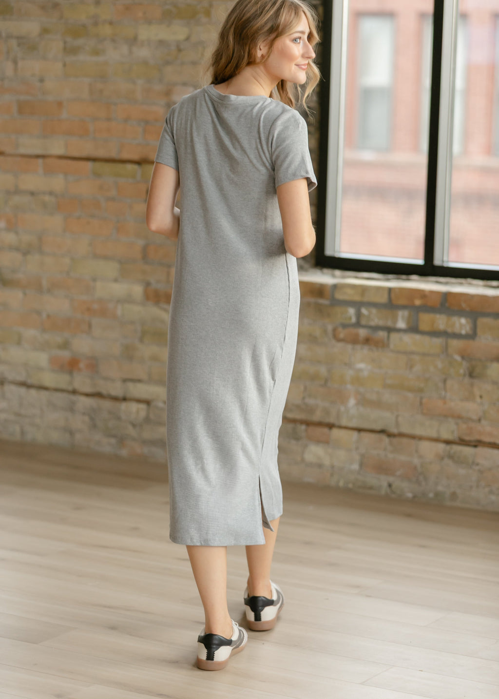 Gray ribbed midi t-shirt dress, back view with short sleeves