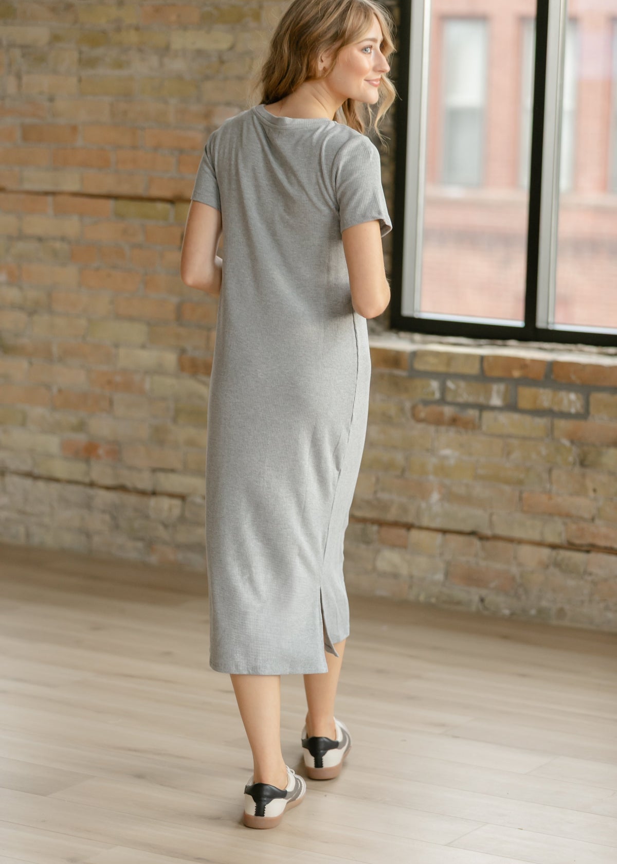 Gray ribbed midi t-shirt dress, back view with short sleeves