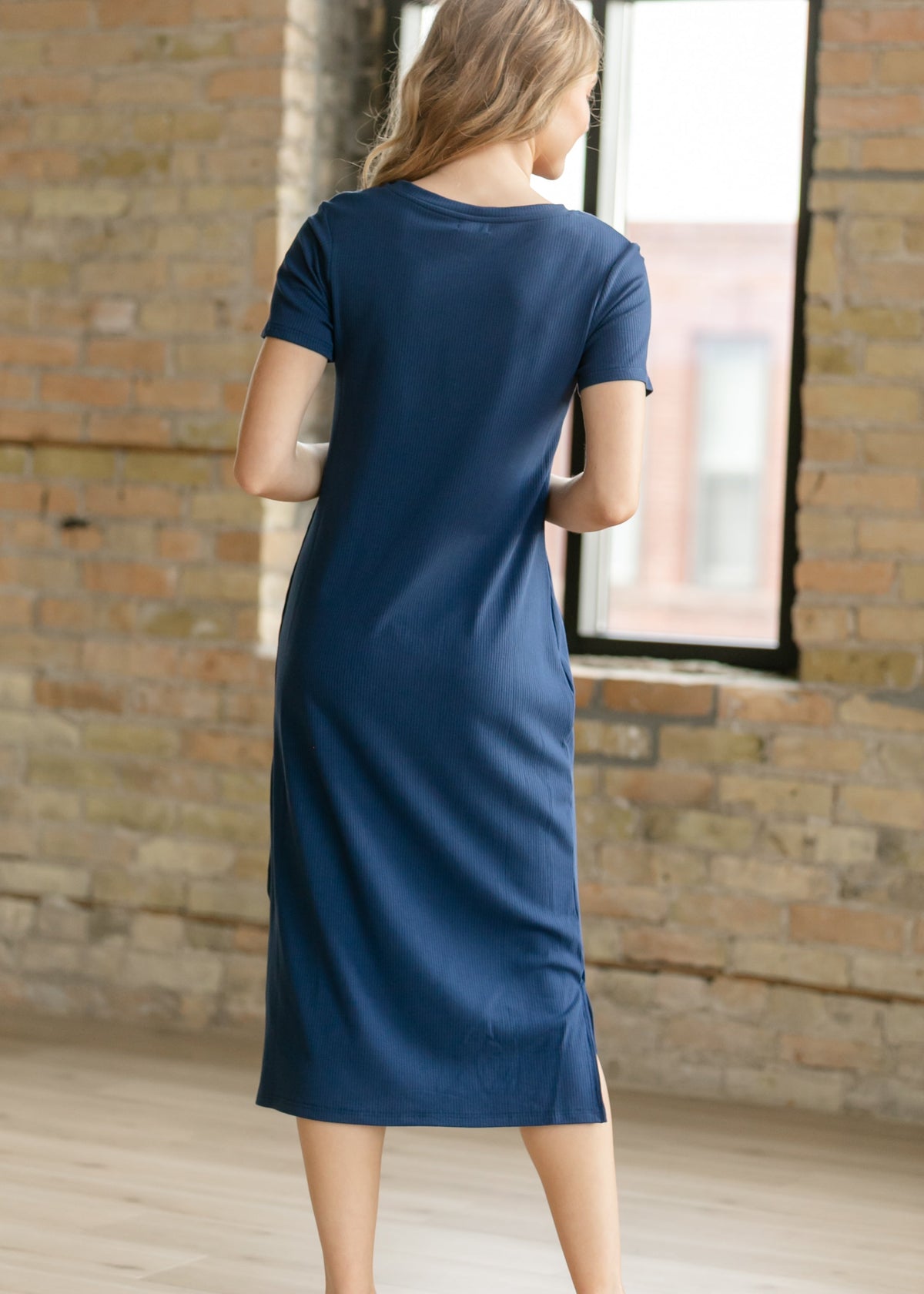 Navy ribbed t-shirt dress from back, crew neck and short sleeves, midi length
