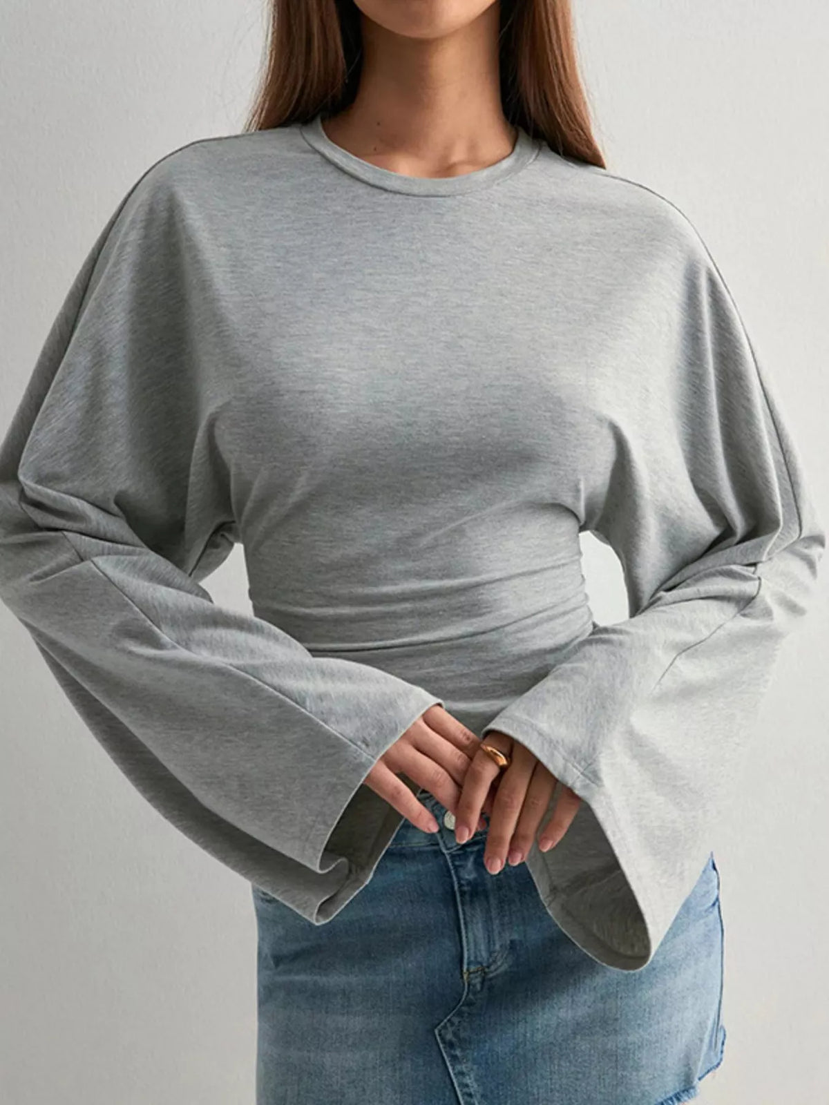 Gray long-sleeve fitted t-shirt, loose sleeves and crew neck