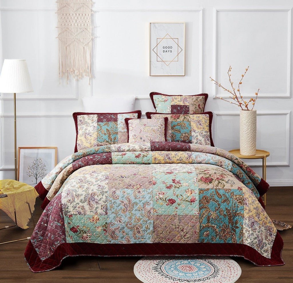 Paisley floral quilt set with burgundy border and matching pillow shams