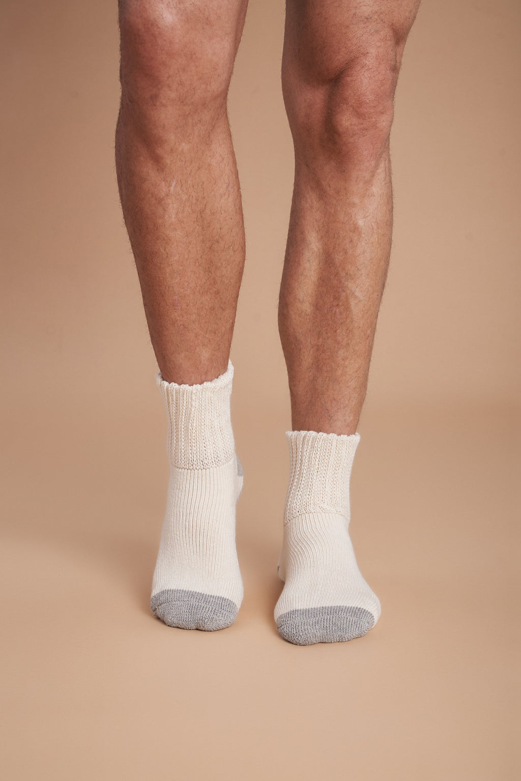 Men's crew socks pair, off-white with gray toe and ribbed ankle cuff