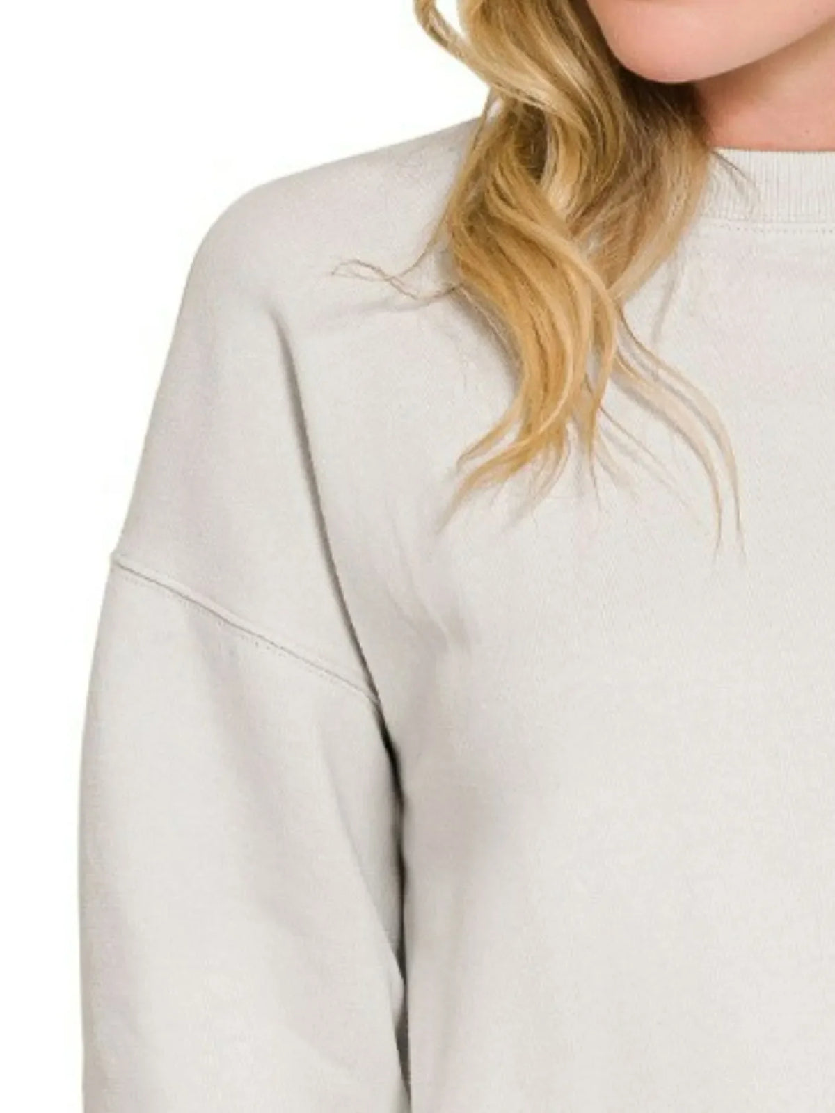 Bone fleece crewneck sweatshirt with long sleeves and relaxed shoulder seam