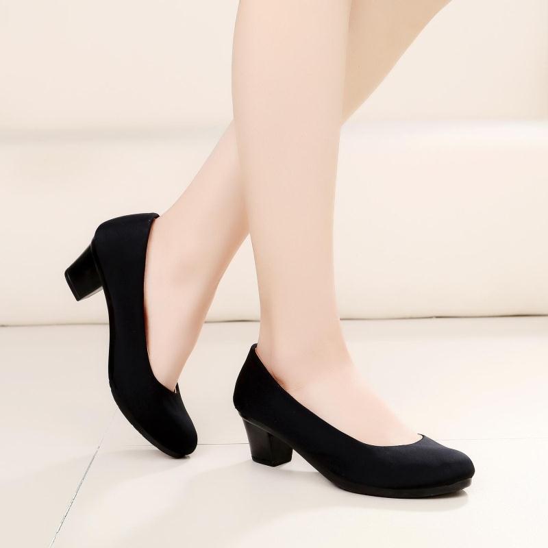 Women's black block-heel pumps with low profile and rounded toe