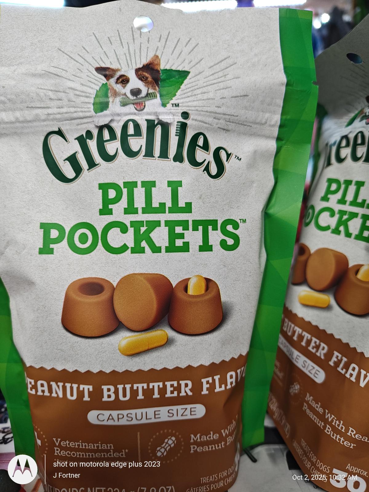 Greenies Pill Pockets peanut butter pill treats pack, capsule size, brown treats shown