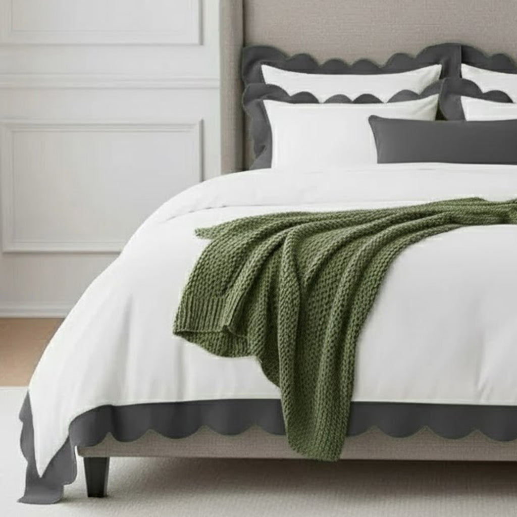 Cotton duvet cover set with wavy scalloped border, white with dark gray trim