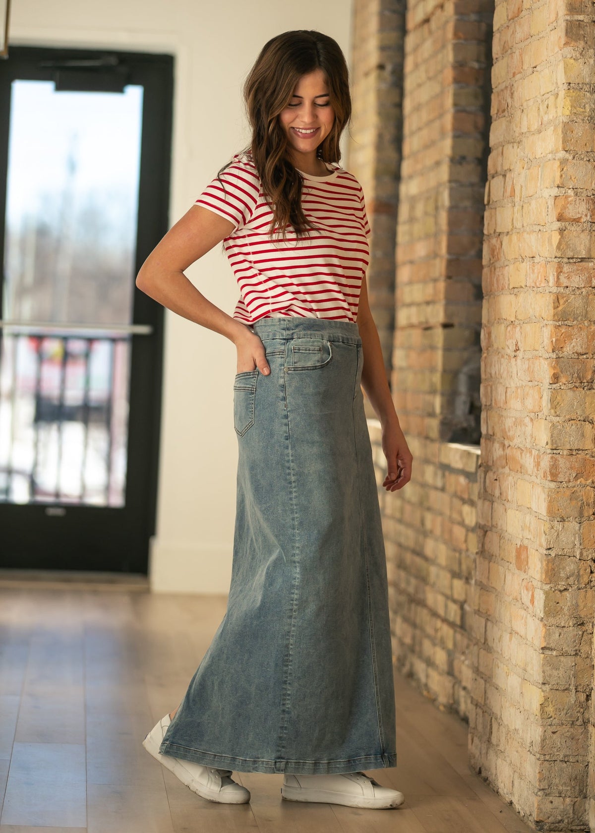 Blue-wash denim maxi skirt with front pockets, ankle length, center seam