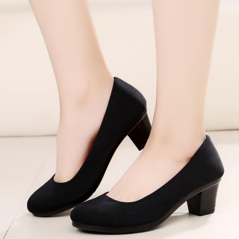 Women's black mid block-heel pumps with rounded toe and smooth vamp