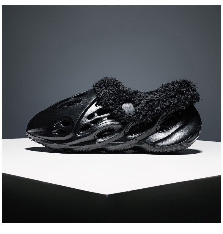 Kids’ cotton hole shoes with fuzzy lining, black slip-on clogs, front view