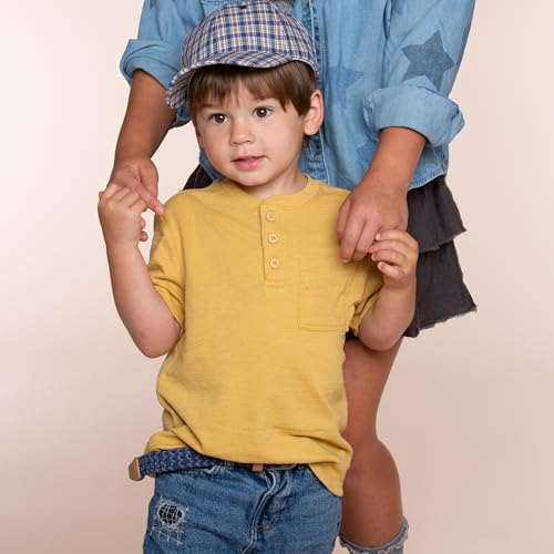 Belt not clearly visible; child wearing yellow shirt and blue jeans
