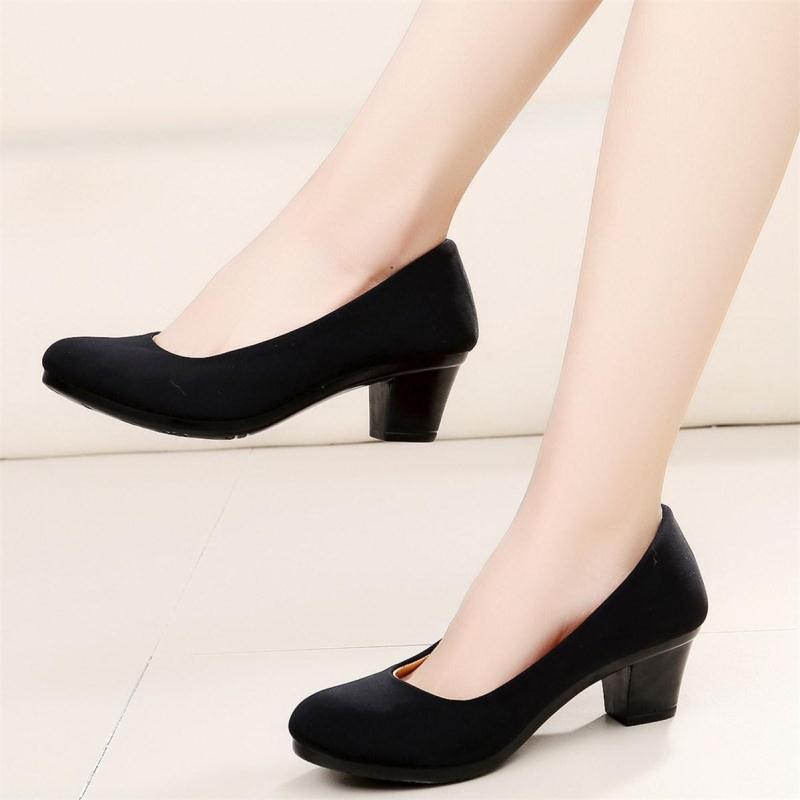 Women's black low block-heel pumps with rounded toe and plain upper