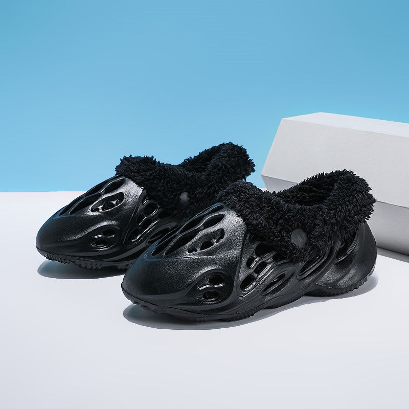 Kids’ cotton hole shoes with fuzzy lining, black slip-on clogs, angled pair