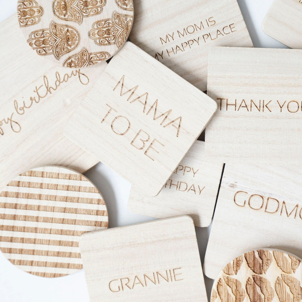 Assorted wooden engraved gift tags with messages including MAMA and GRANDMA