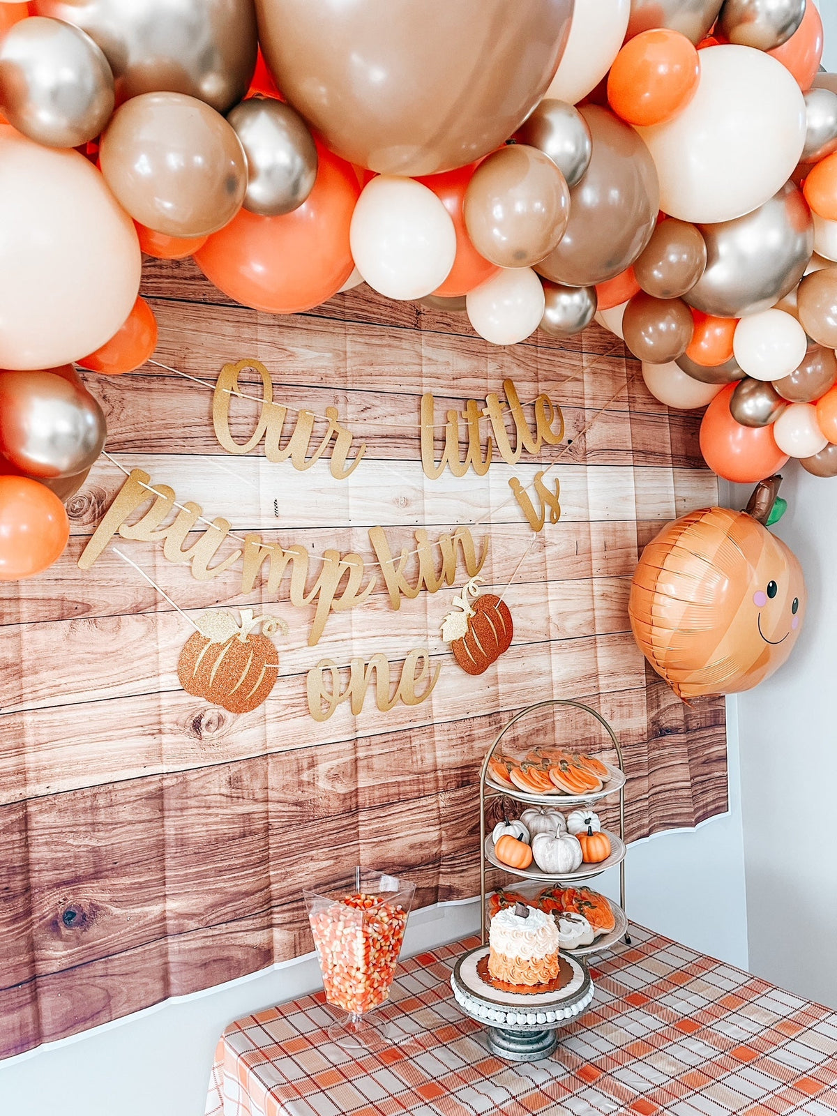 Woodland fall balloon garland kit close-up of wooden pumpkin sign with balloon arch