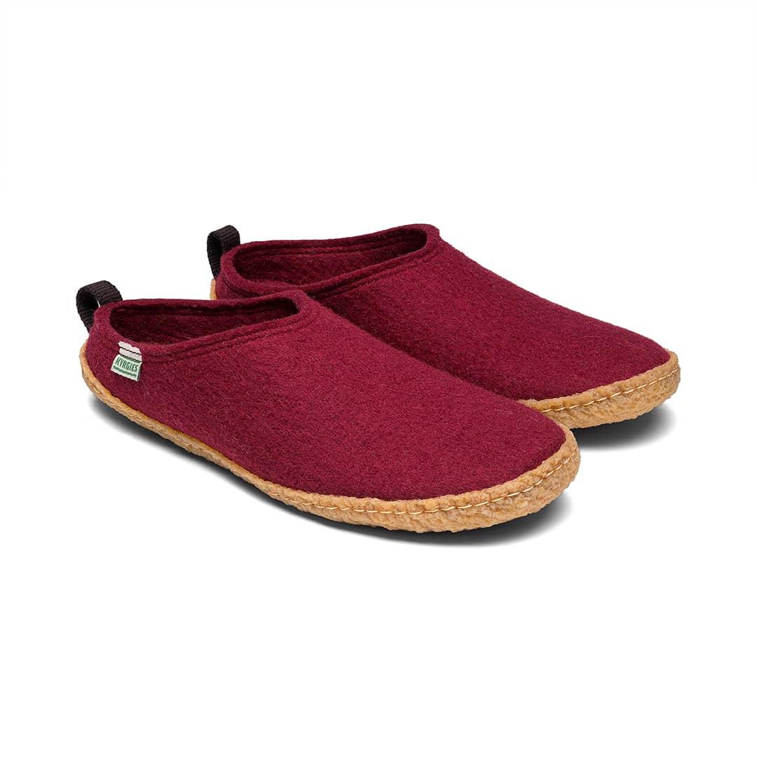Outdoor wool slides in magenta, pair of open-toe slip-ons with felt upper