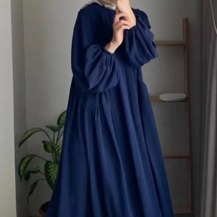 Navy abaya close-up of lantern sleeves with gathered cuffs and pleated body