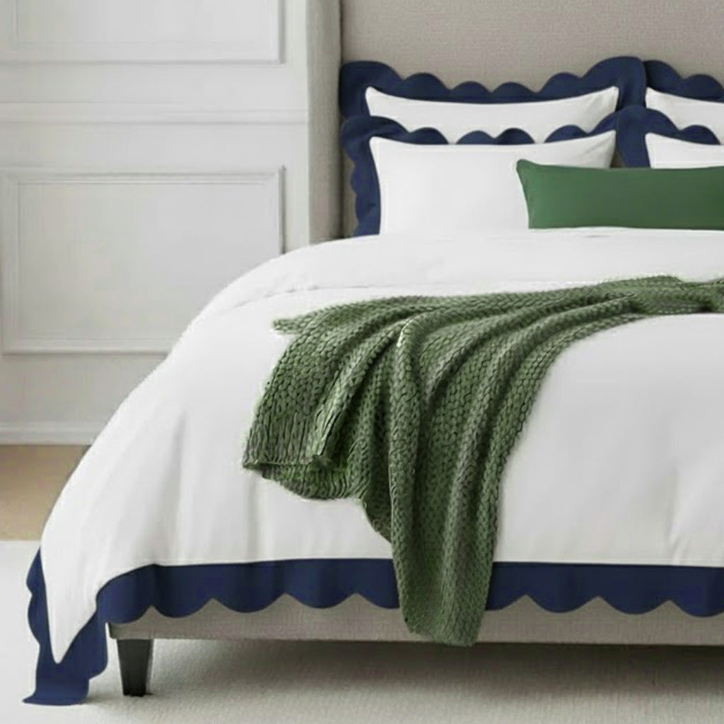 Cotton duvet cover set with wavy scalloped border, white with navy trim