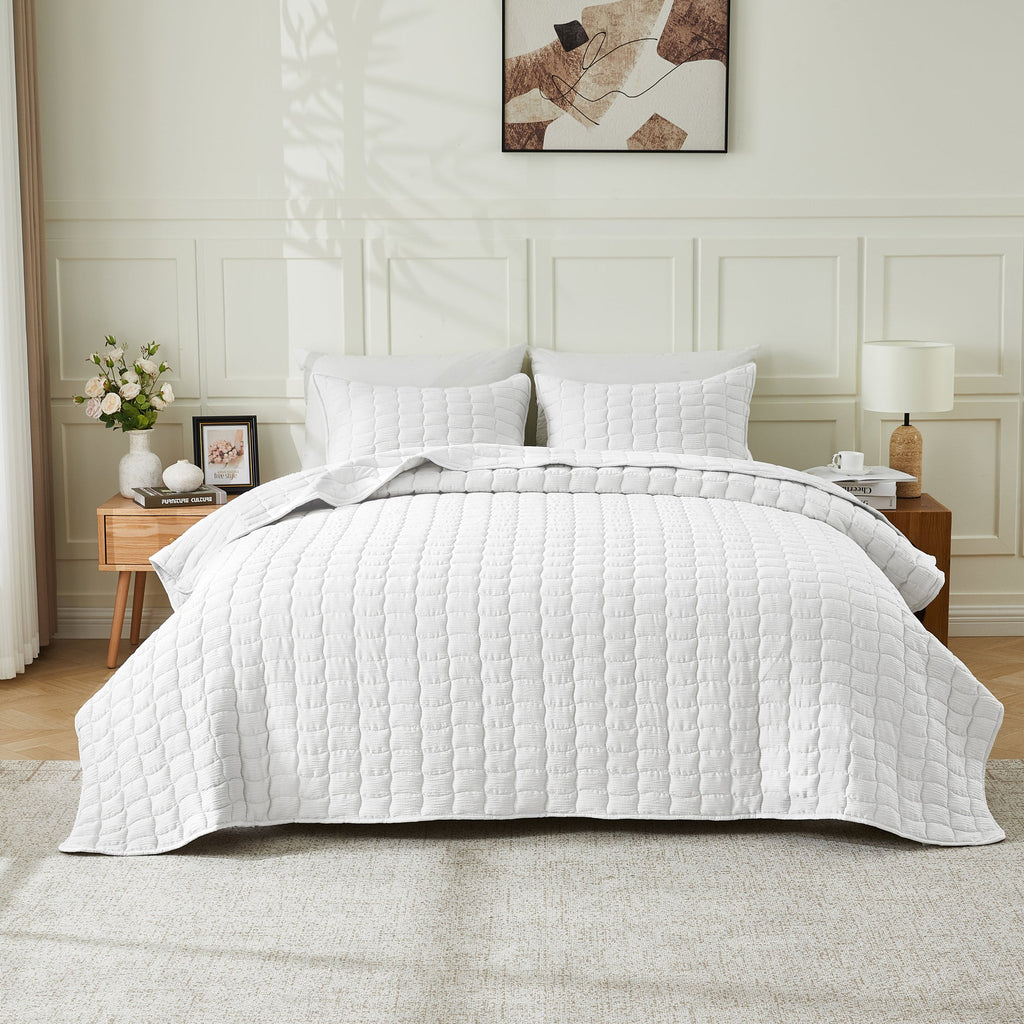 Gauze quilt set with wave-stitch texture, white quilt and matching pillow shams