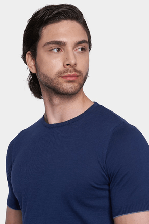 Essential shirt (Dive): dark blue crewneck knit T-shirt, short sleeves close-up.