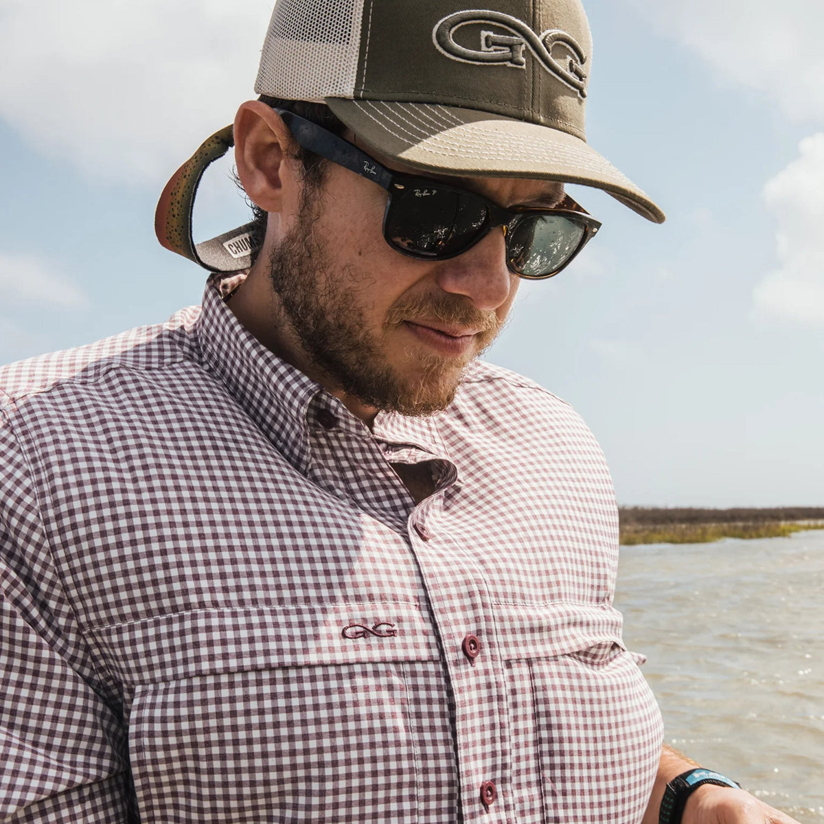 Maroon check short-sleeve button-up shirt, chest logo detail, point collar.