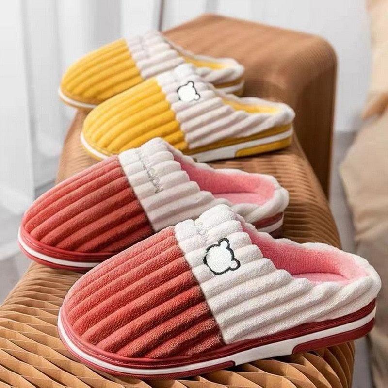 Fleece-lined house slippers with ribbed upper in red and white