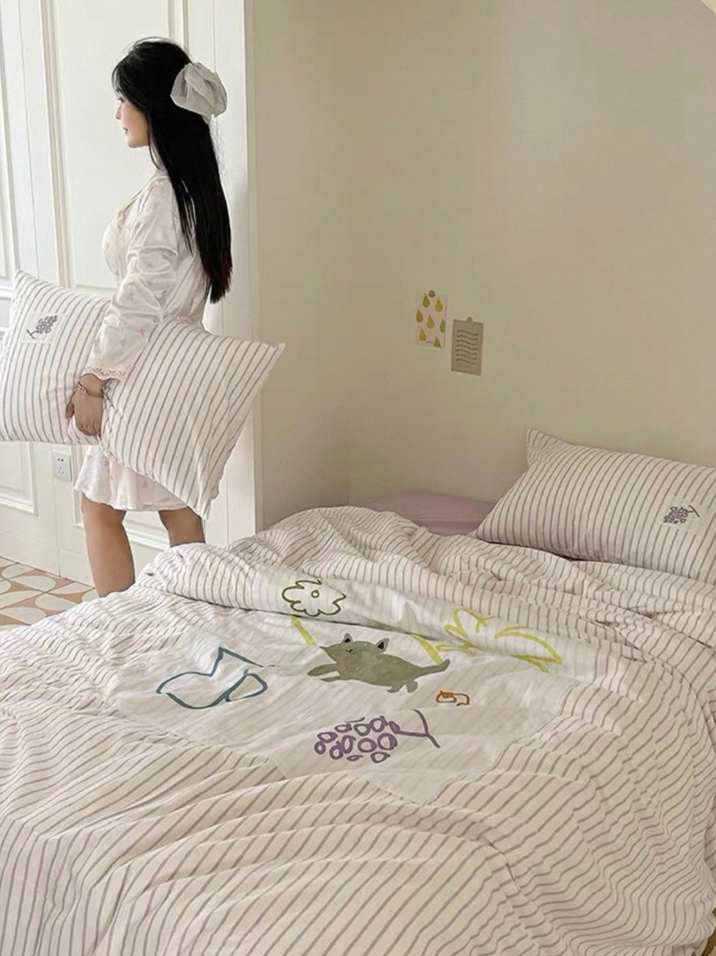 Duvet cover set with striped duvet and purple applique animal prints