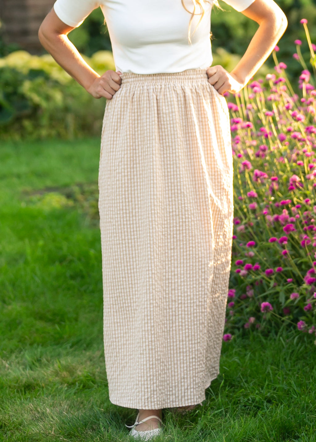 Long gingham skirt in beige and white with elastic waist and pleated, full skirt