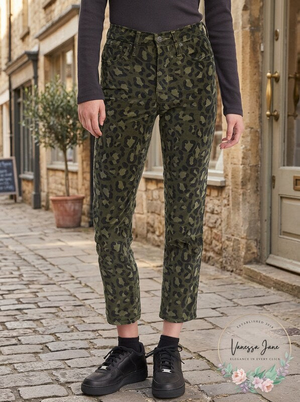 Women’s 724 cropped straight-leg jeans in dark olive cheetah print, button front