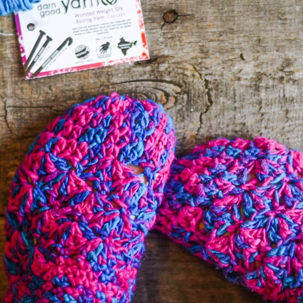 Crocheted slippers in fuchsia and blue, round toe and ribbed knit