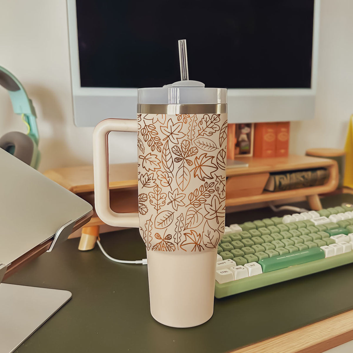40oz insulated tumbler with leaf-pattern sleeve, clear lid and side handle