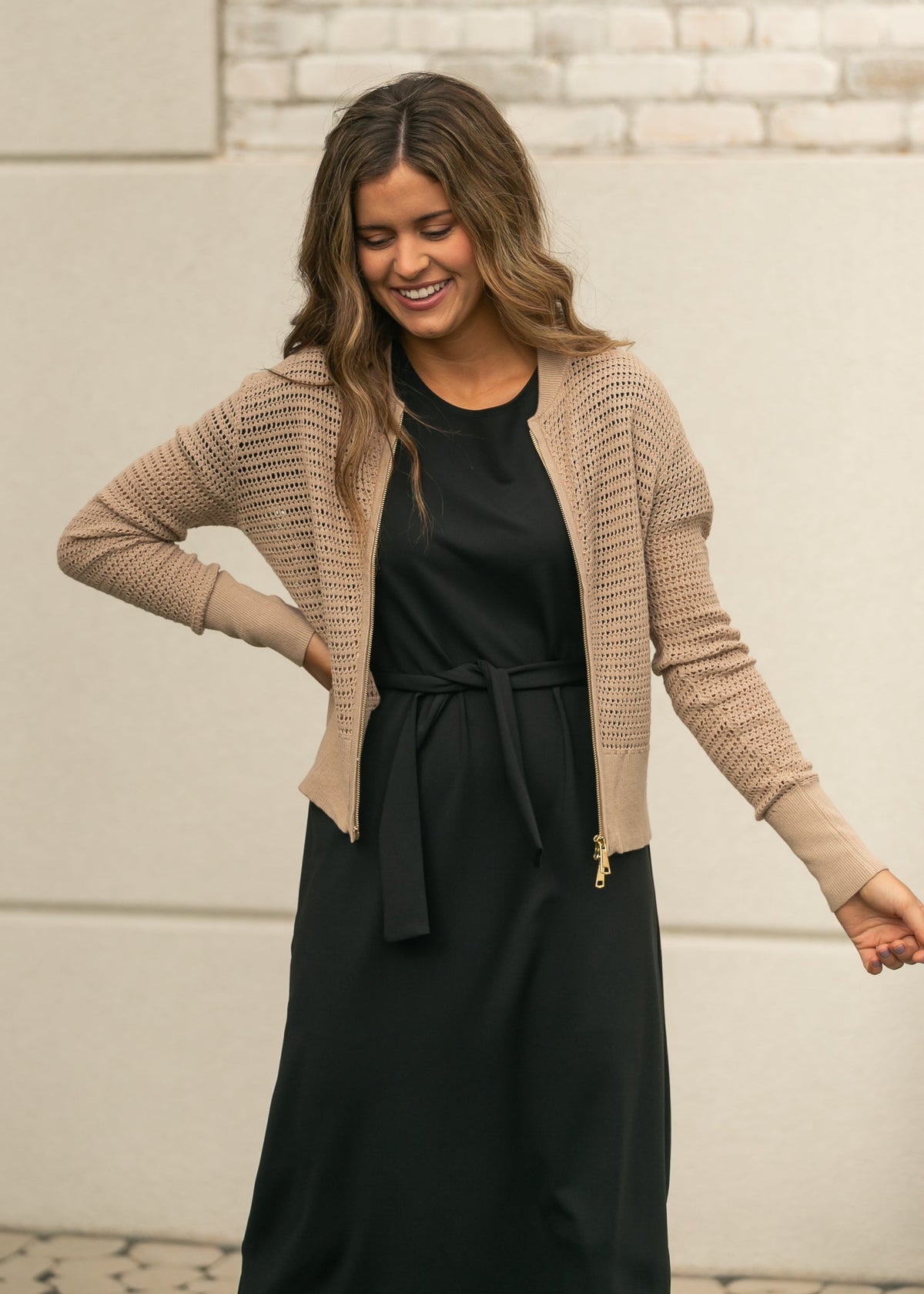 Open-knit cardigan in beige, front zipper and long sleeves with ribbed hem and cuffs.