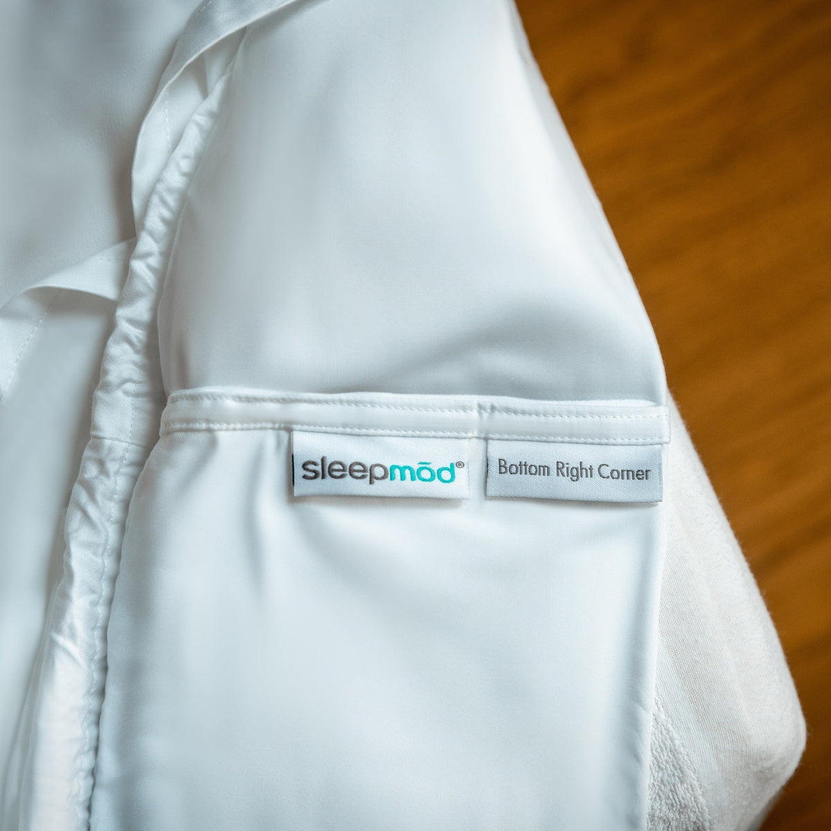 Light blue fitted sheet corner with sleepmoo label